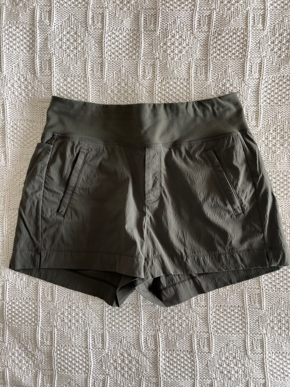 Athleta Trekkie North Mid Rise 3.5" Short in Olive Green Sz 8 - Picture 4 of 14